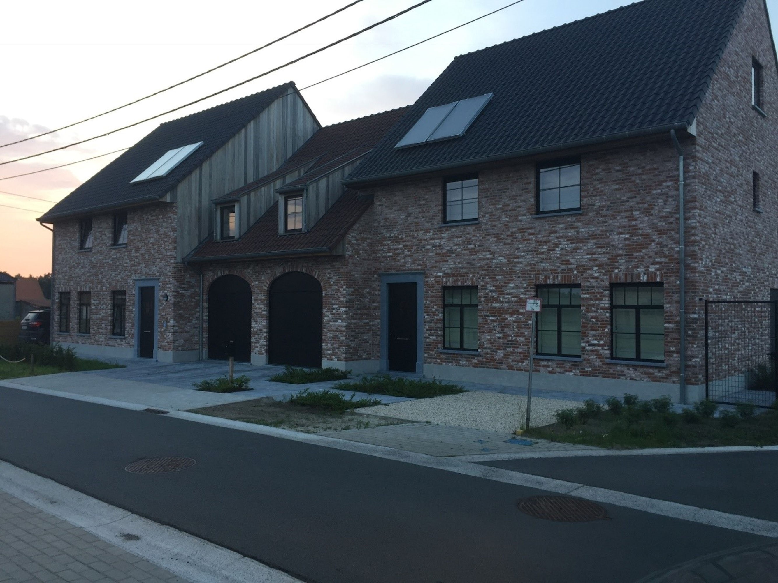 Appartementsgebouw met een heldere lucht erachter